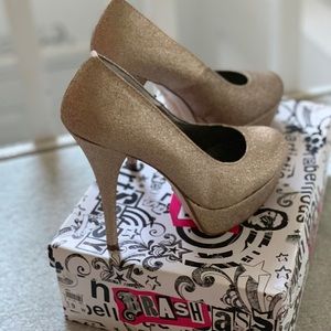 Gold shimmery heels comes with matching purse